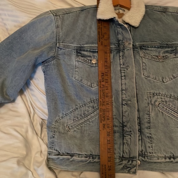 Gap women’s oversized Sherpa denim jacket - Picture 10 of 11
